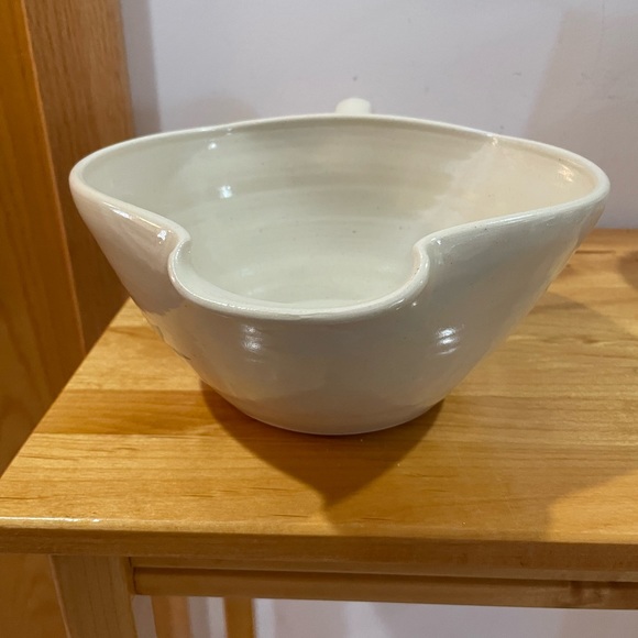 Handmade Strawberries Pottery bowl with handle and pour spout - Picture 2 of 9